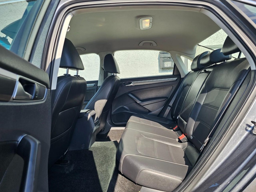 Volkswagen Passat Vehicle Full-screen Gallery Image 18