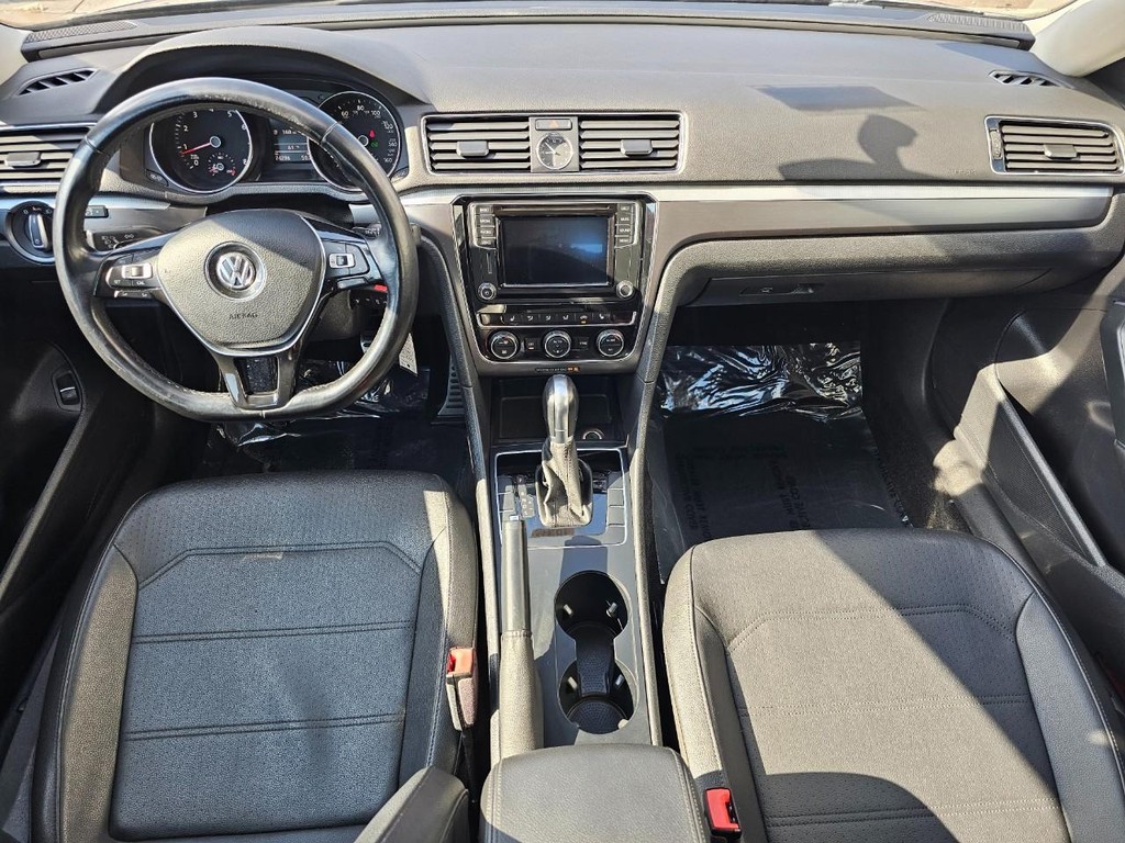 Volkswagen Passat Vehicle Full-screen Gallery Image 19