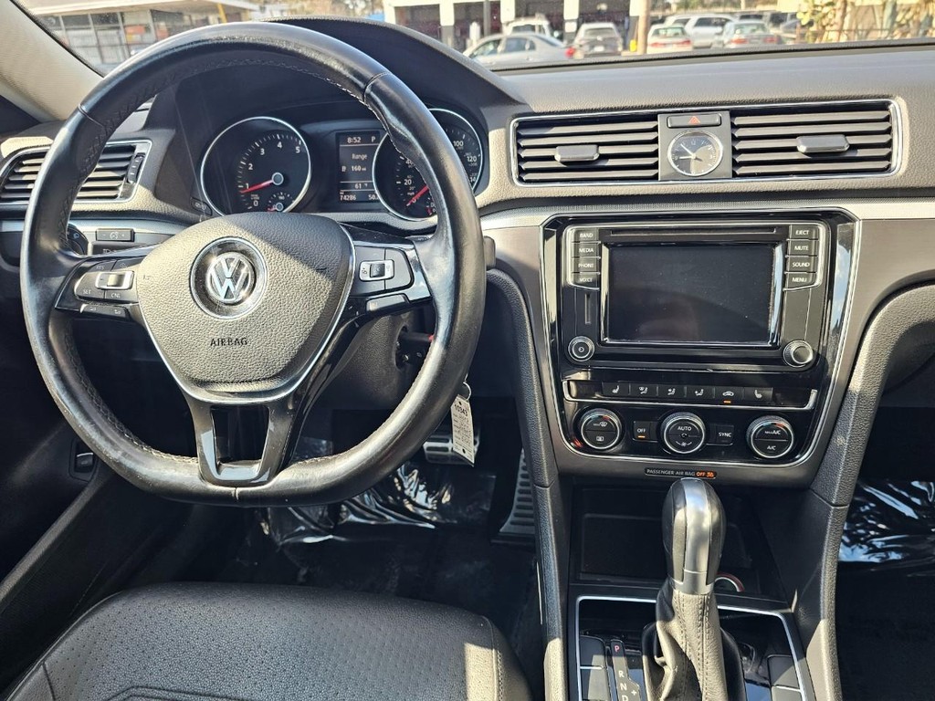 Volkswagen Passat Vehicle Full-screen Gallery Image 20