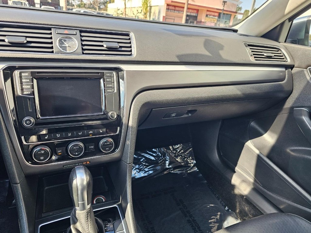 Volkswagen Passat Vehicle Full-screen Gallery Image 21