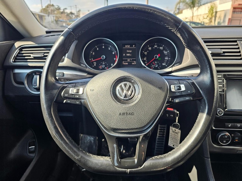 Volkswagen Passat Vehicle Full-screen Gallery Image 22