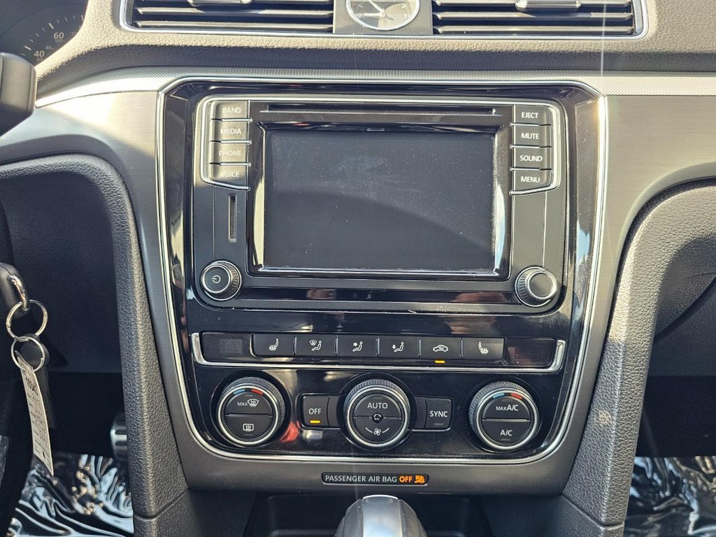 Volkswagen Passat Vehicle Full-screen Gallery Image 23