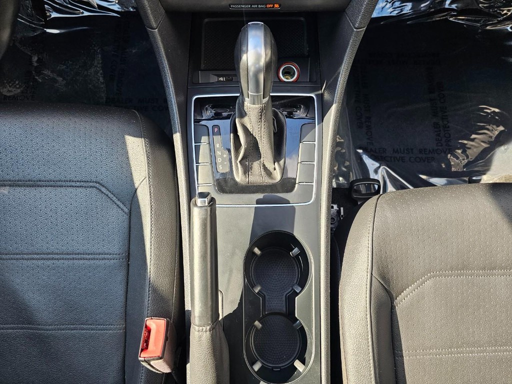 Volkswagen Passat Vehicle Full-screen Gallery Image 24