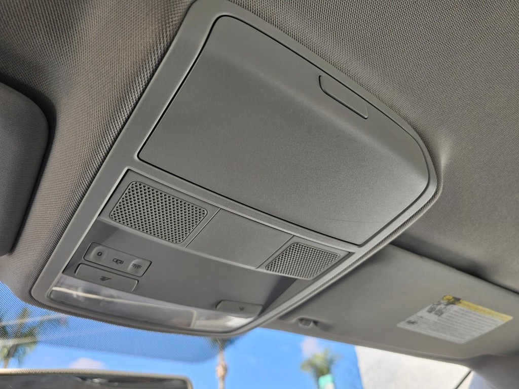 Volkswagen Passat Vehicle Full-screen Gallery Image 25