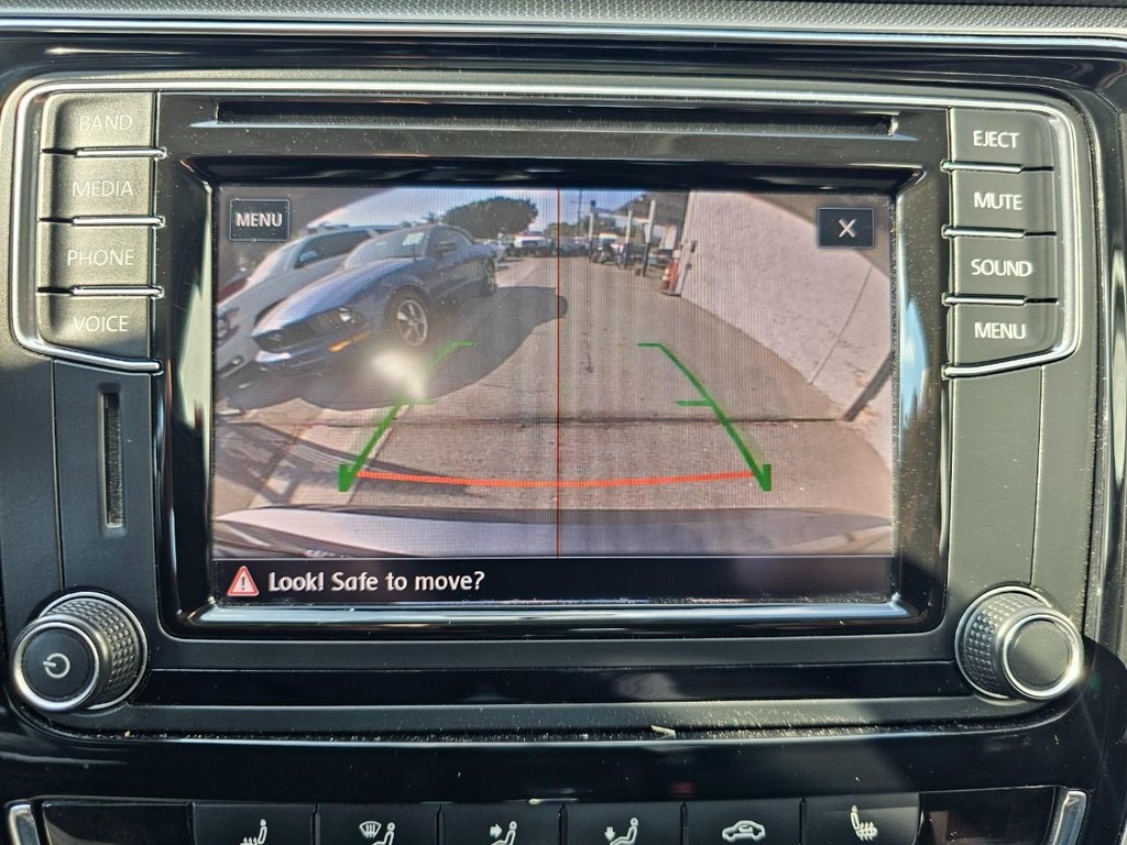 Volkswagen Passat Vehicle Full-screen Gallery Image 26