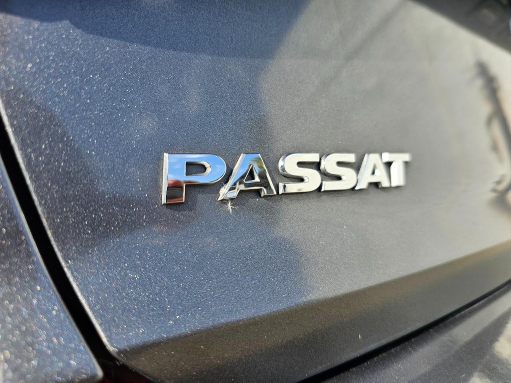 Volkswagen Passat Vehicle Full-screen Gallery Image 29