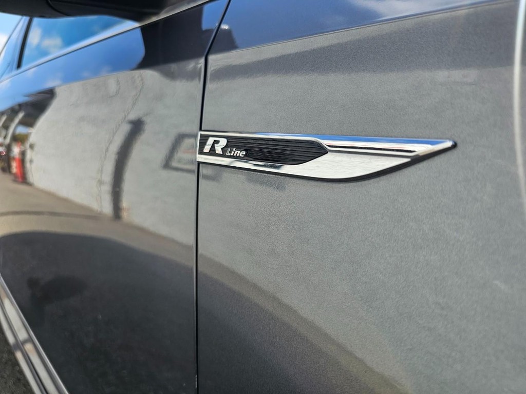 Volkswagen Passat Vehicle Full-screen Gallery Image 32