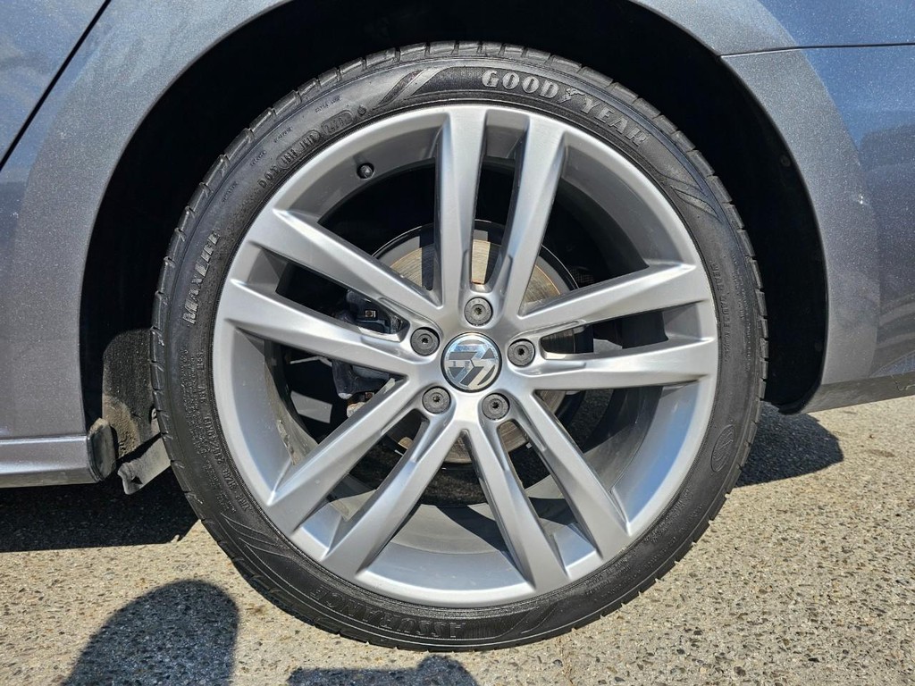 Volkswagen Passat Vehicle Full-screen Gallery Image 33