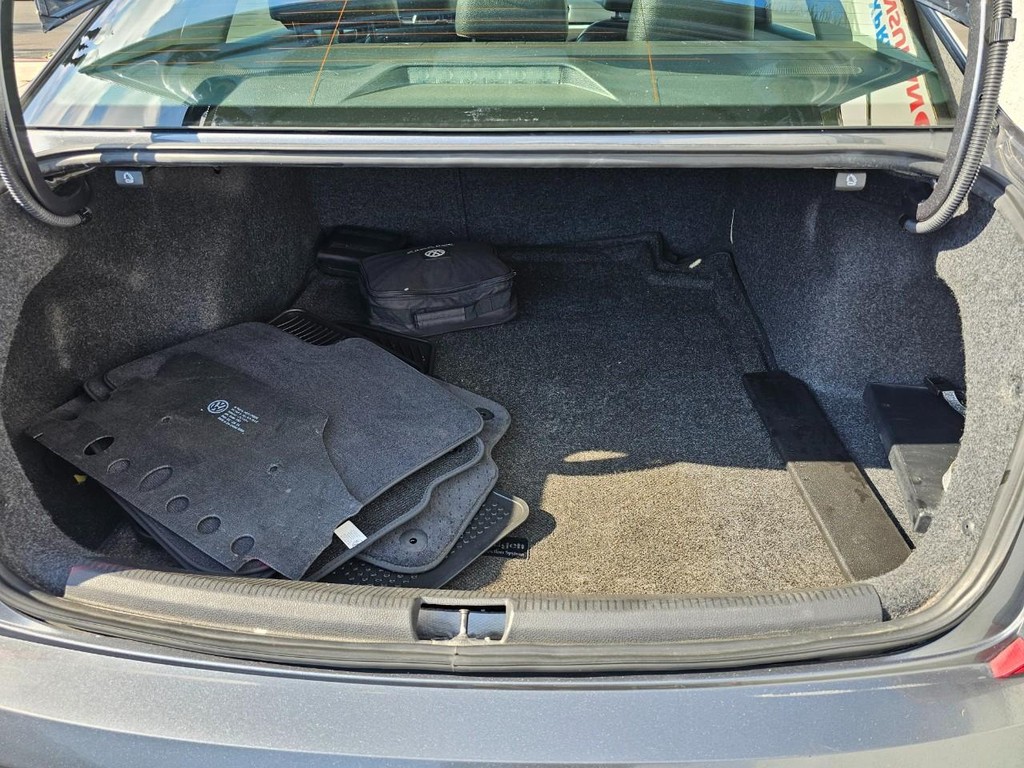 Volkswagen Passat Vehicle Full-screen Gallery Image 34