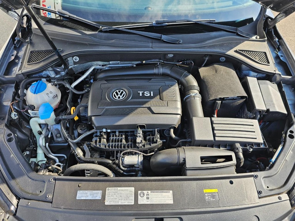 Volkswagen Passat Vehicle Full-screen Gallery Image 35