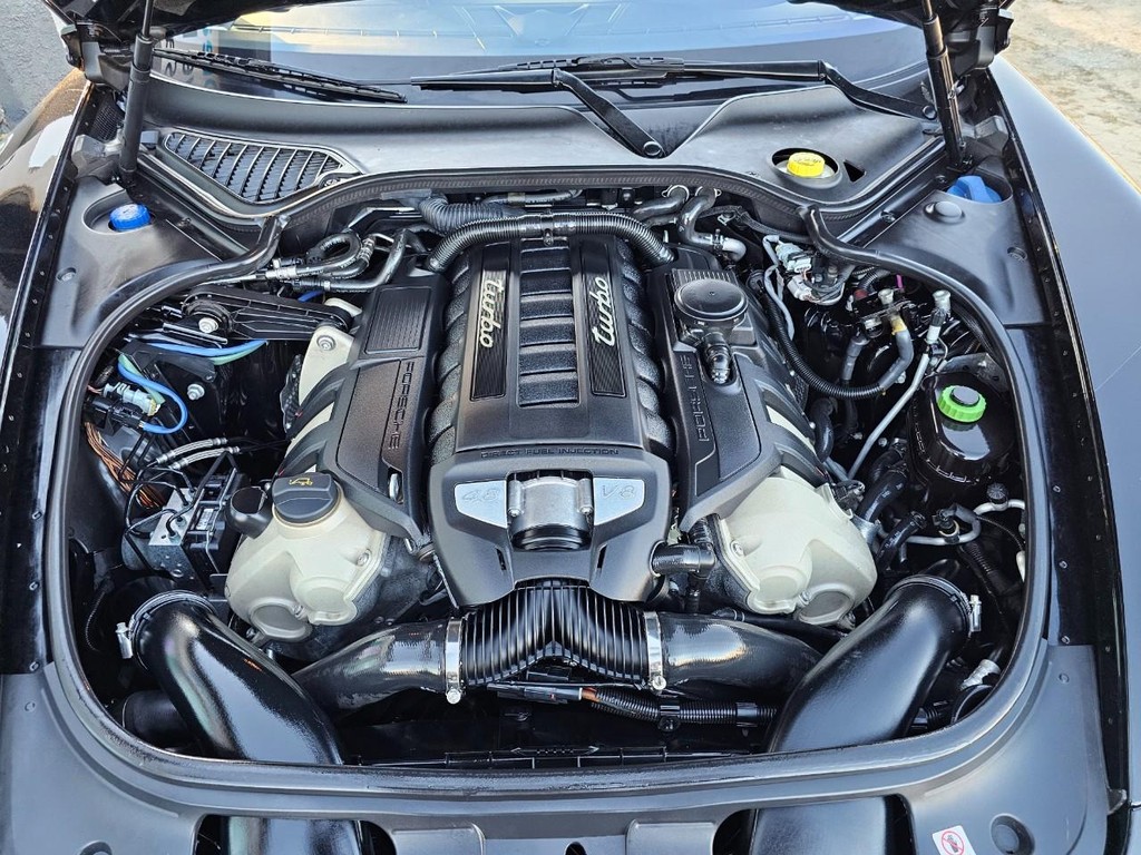 Porsche Panamera Vehicle Full-screen Gallery Image 40