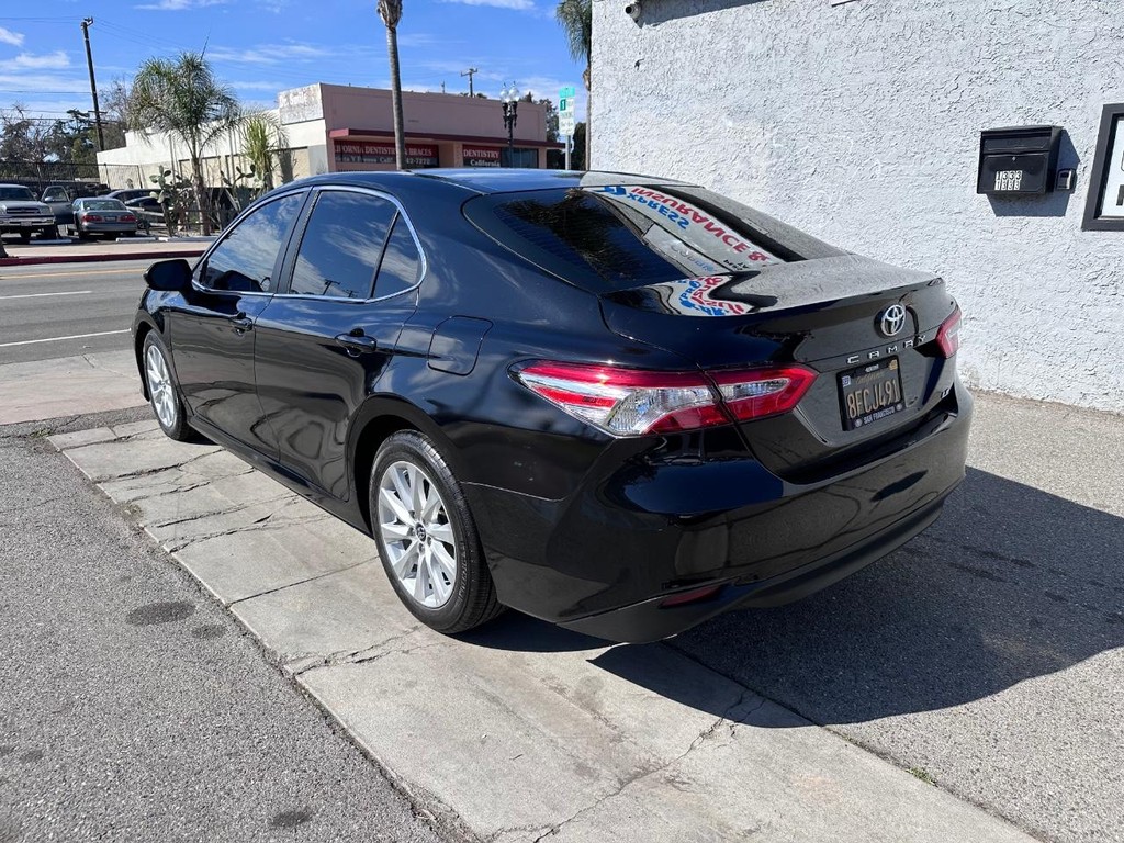 Toyota Camry Vehicle Full-screen Gallery Image 4