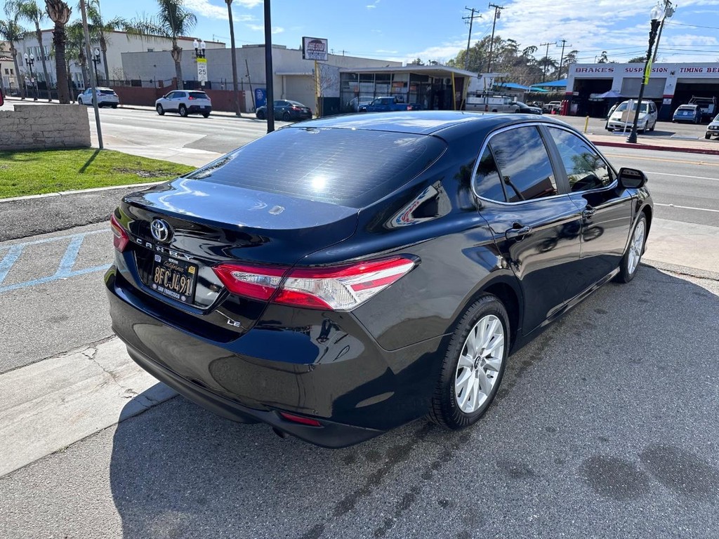 Toyota Camry Vehicle Full-screen Gallery Image 6