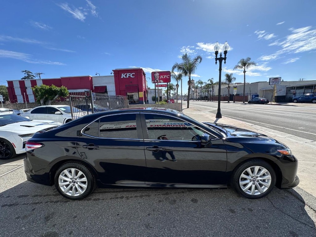 Toyota Camry Vehicle Full-screen Gallery Image 7