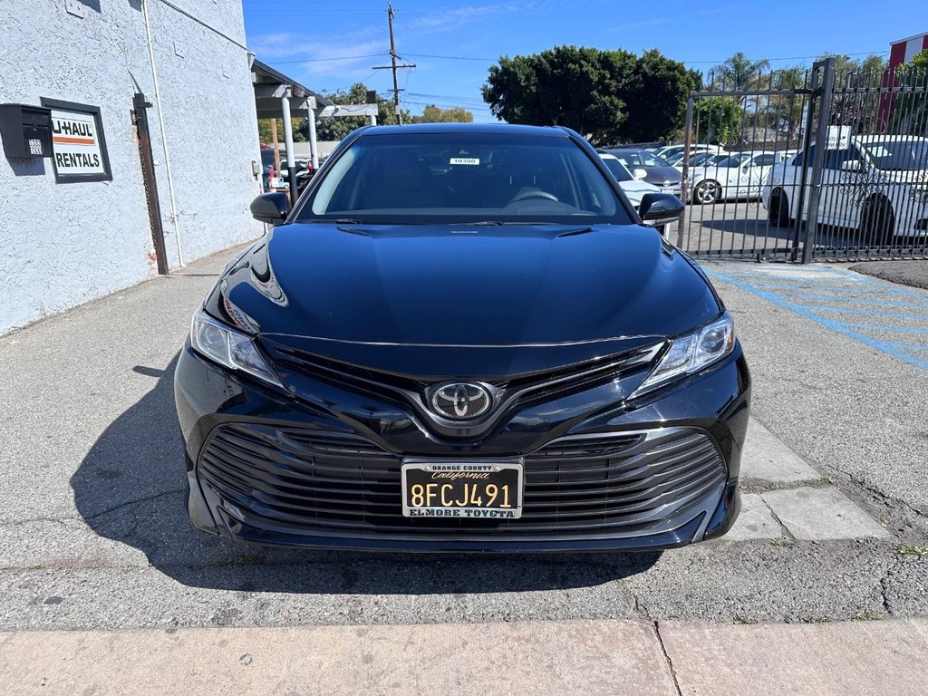 Toyota Camry Vehicle Full-screen Gallery Image 9