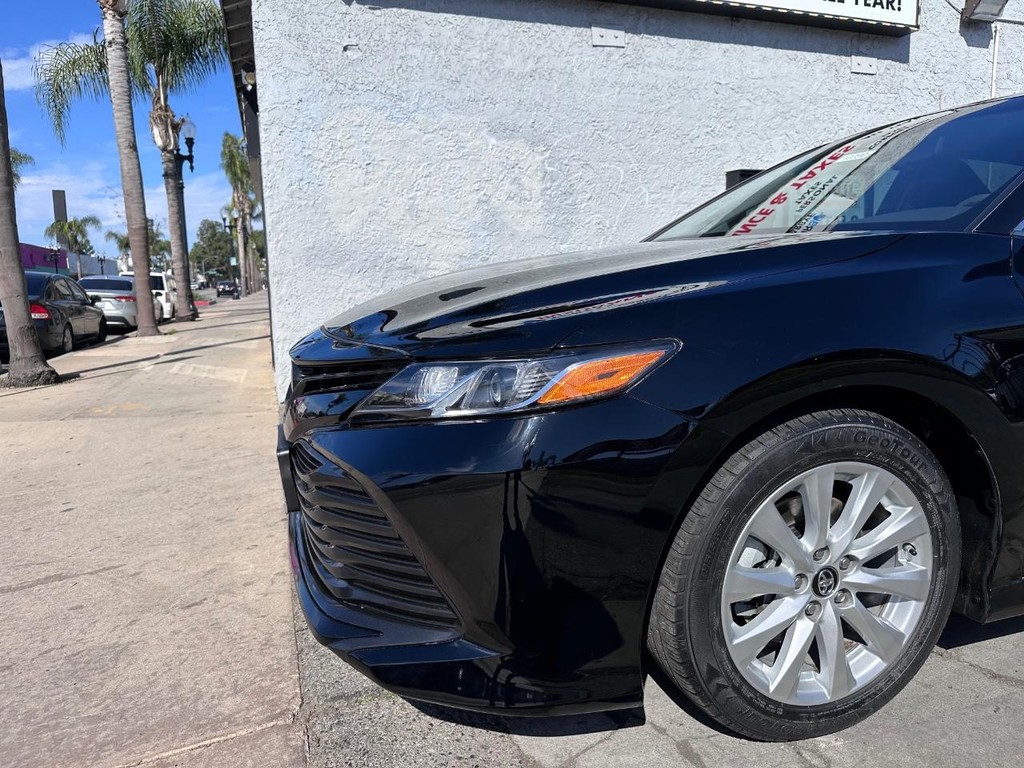 Toyota Camry Vehicle Full-screen Gallery Image 10