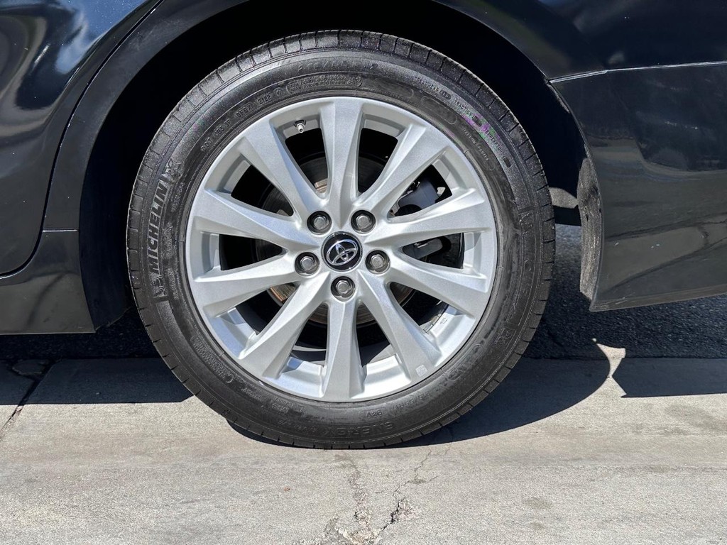 Toyota Camry Vehicle Full-screen Gallery Image 13