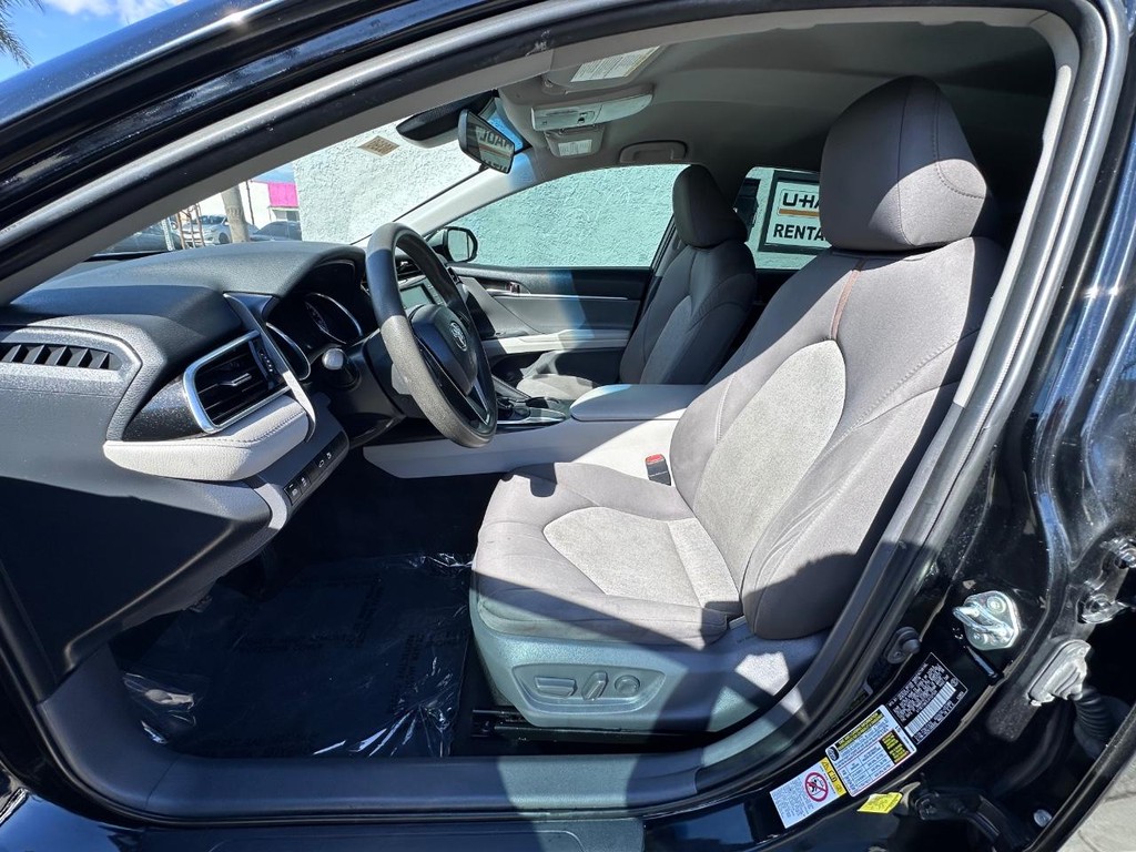 Toyota Camry Vehicle Full-screen Gallery Image 14