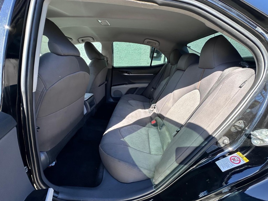 Toyota Camry Vehicle Full-screen Gallery Image 15