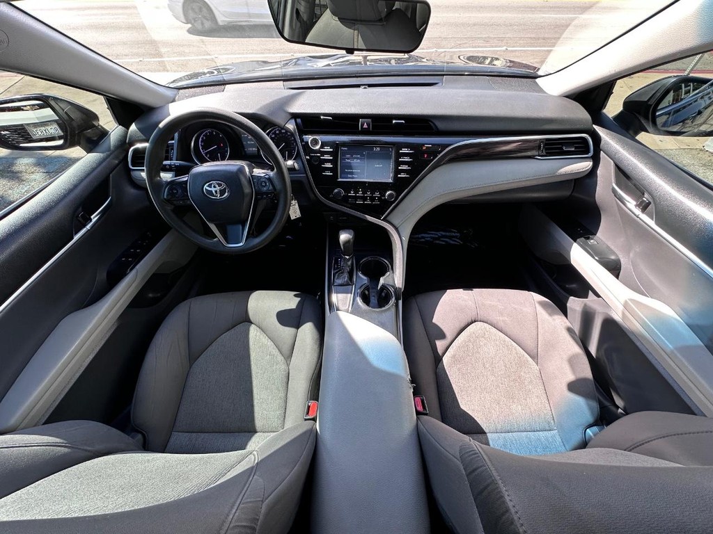 Toyota Camry Vehicle Full-screen Gallery Image 16