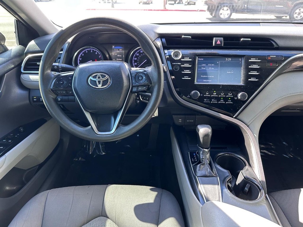 Toyota Camry Vehicle Full-screen Gallery Image 19