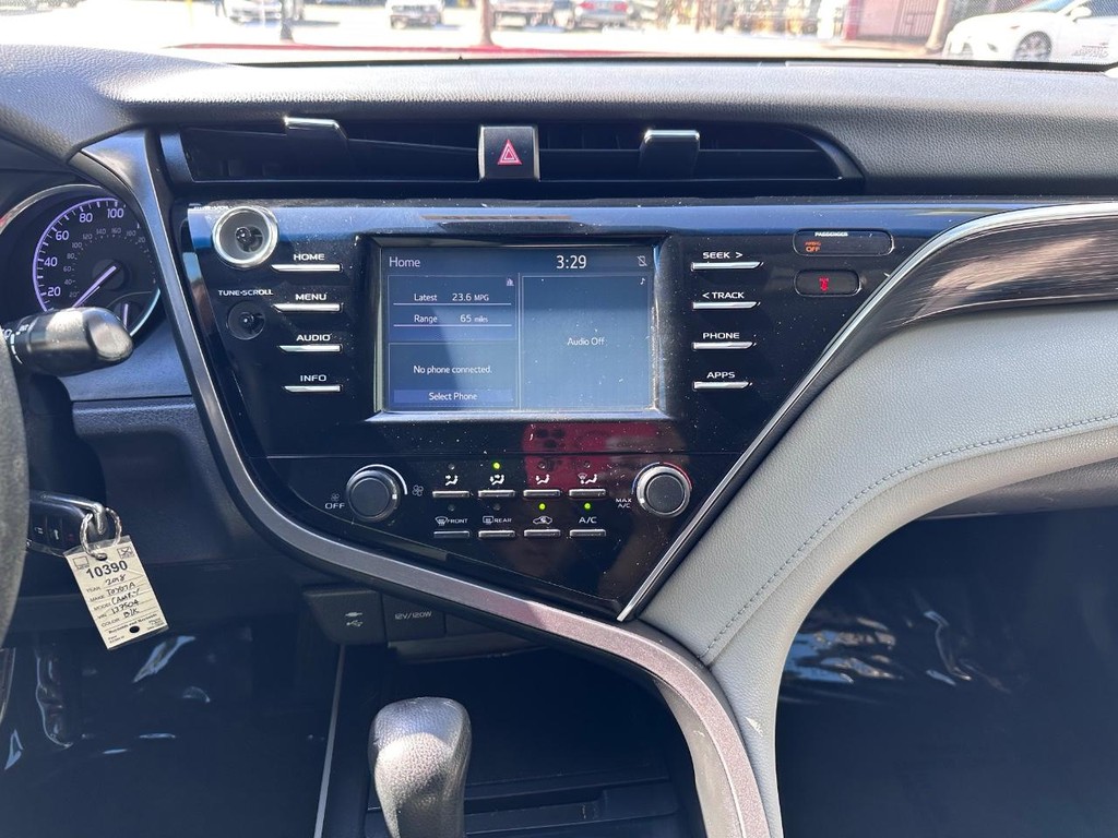 Toyota Camry Vehicle Full-screen Gallery Image 21