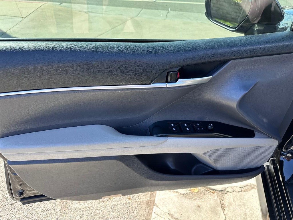 Toyota Camry Vehicle Full-screen Gallery Image 23