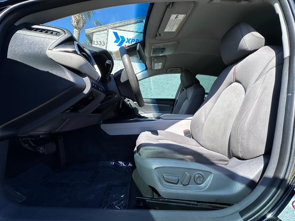 Toyota Camry Vehicle Full-screen Gallery Image 24