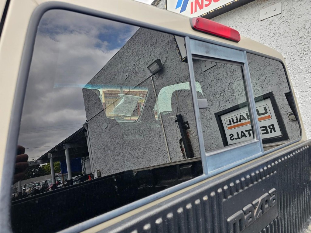 Mazda B-Series Truck Vehicle Full-screen Gallery Image 15