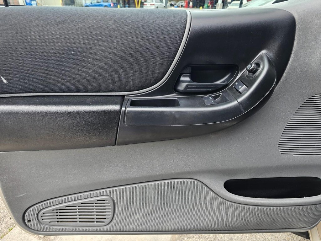 Mazda B-Series Truck Vehicle Full-screen Gallery Image 17