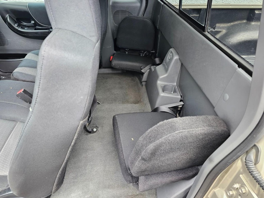 Mazda B-Series Truck Vehicle Full-screen Gallery Image 26