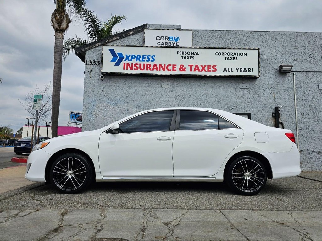 Toyota Camry Vehicle Full-screen Gallery Image 2