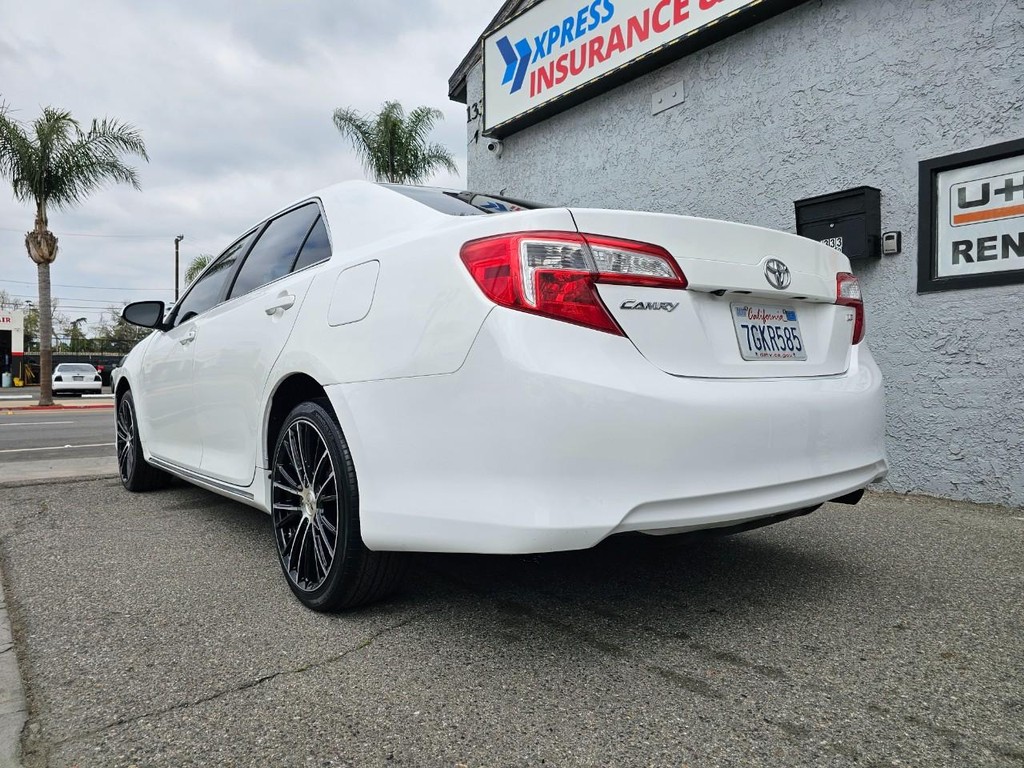 Toyota Camry Vehicle Full-screen Gallery Image 3