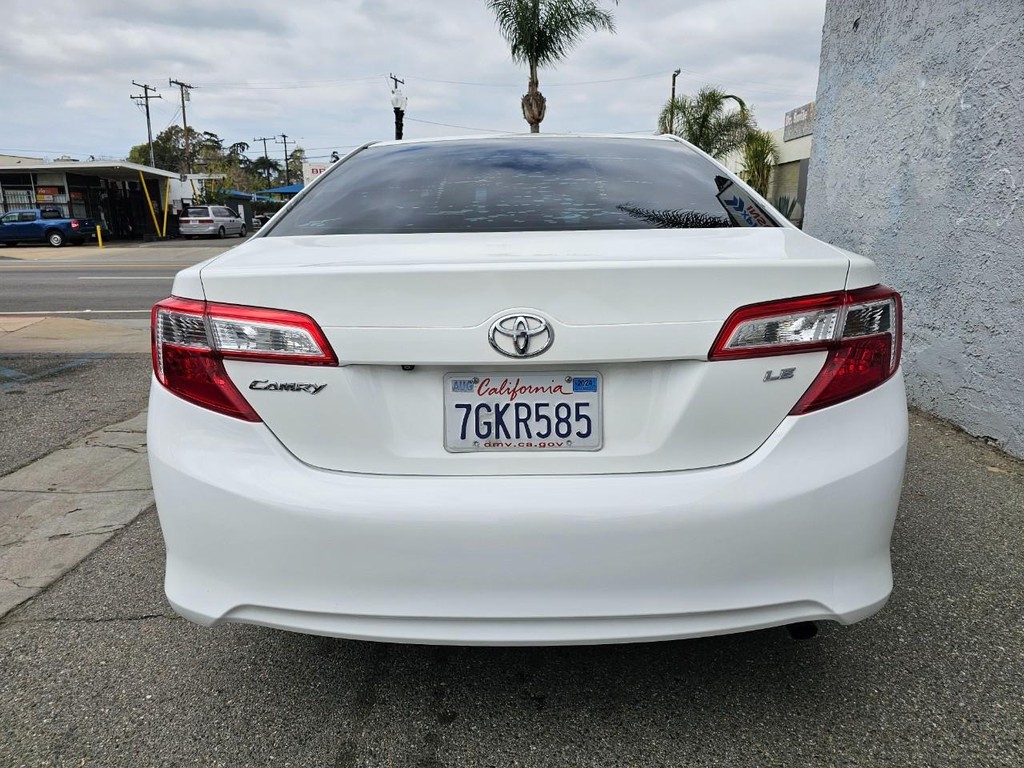 Toyota Camry Vehicle Full-screen Gallery Image 4