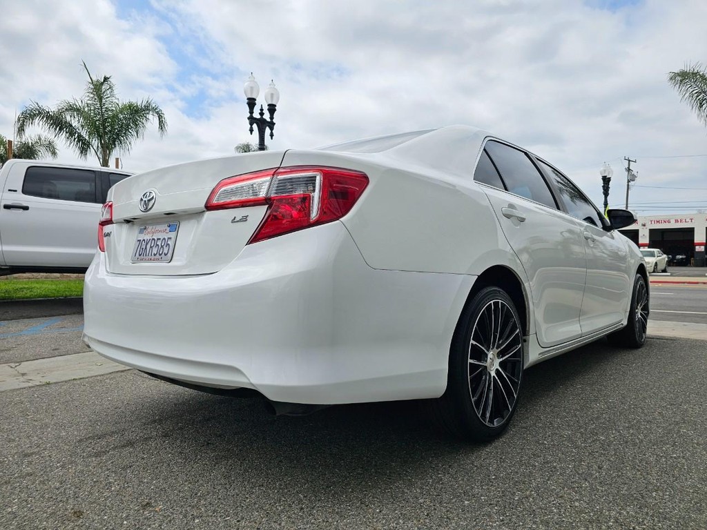 Toyota Camry Vehicle Full-screen Gallery Image 5