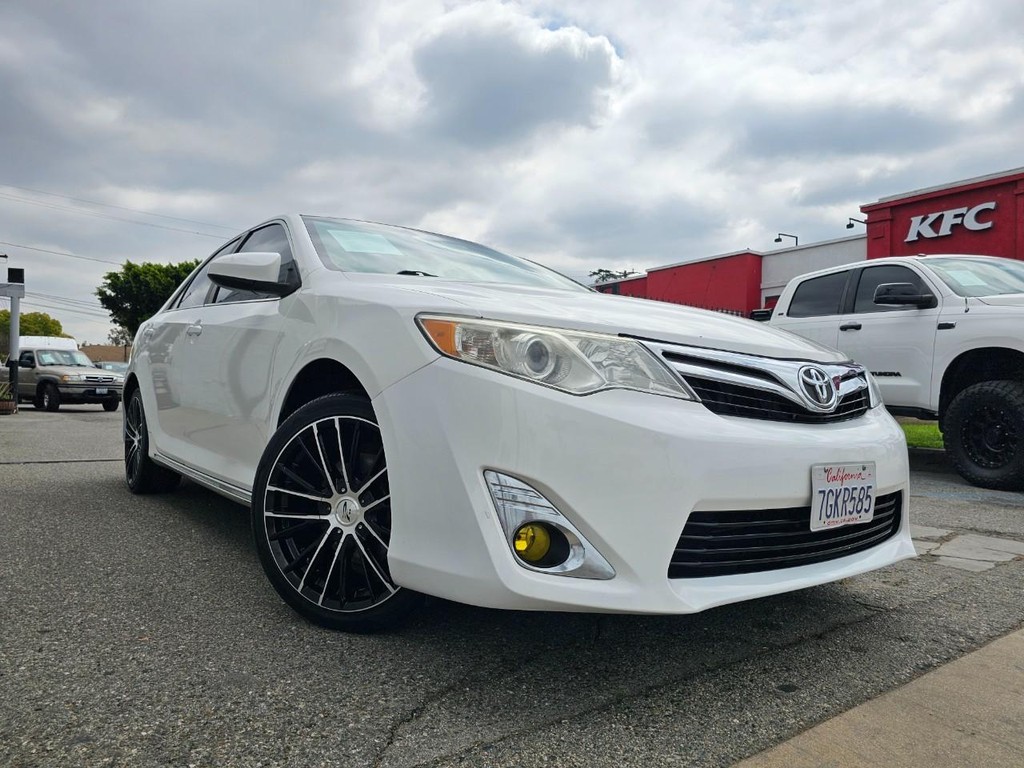 Toyota Camry Vehicle Full-screen Gallery Image 6