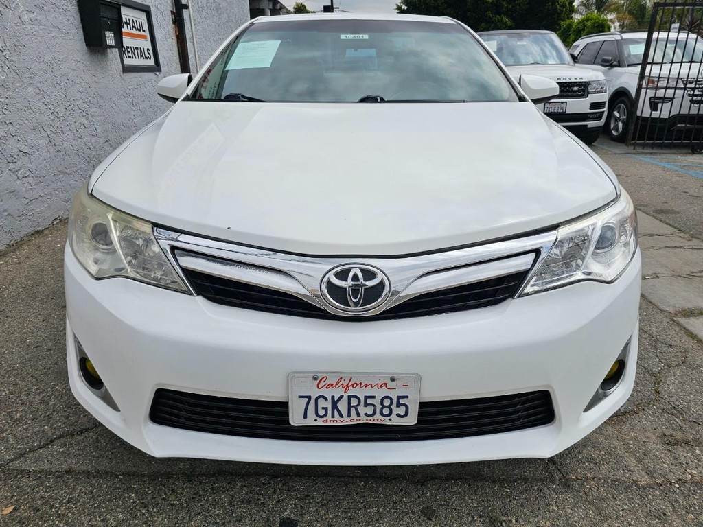 Toyota Camry Vehicle Full-screen Gallery Image 7