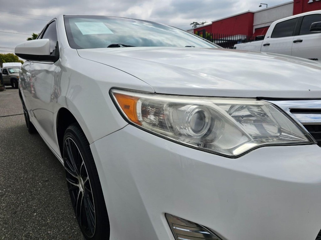 Toyota Camry Vehicle Full-screen Gallery Image 8