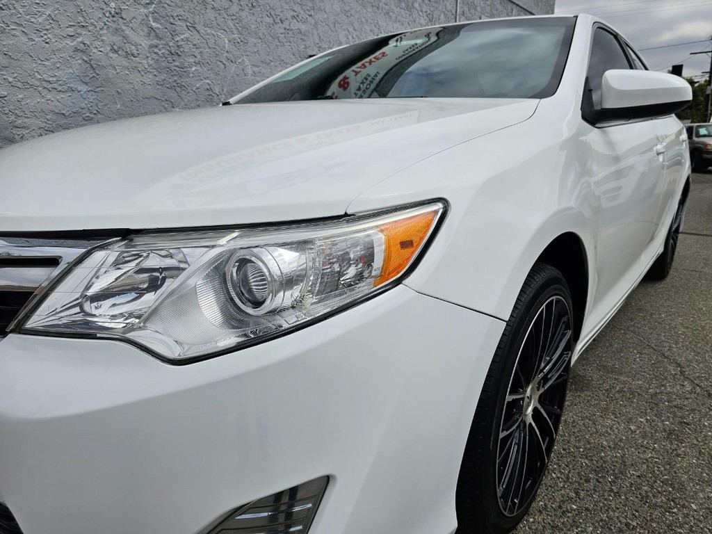 Toyota Camry Vehicle Full-screen Gallery Image 9