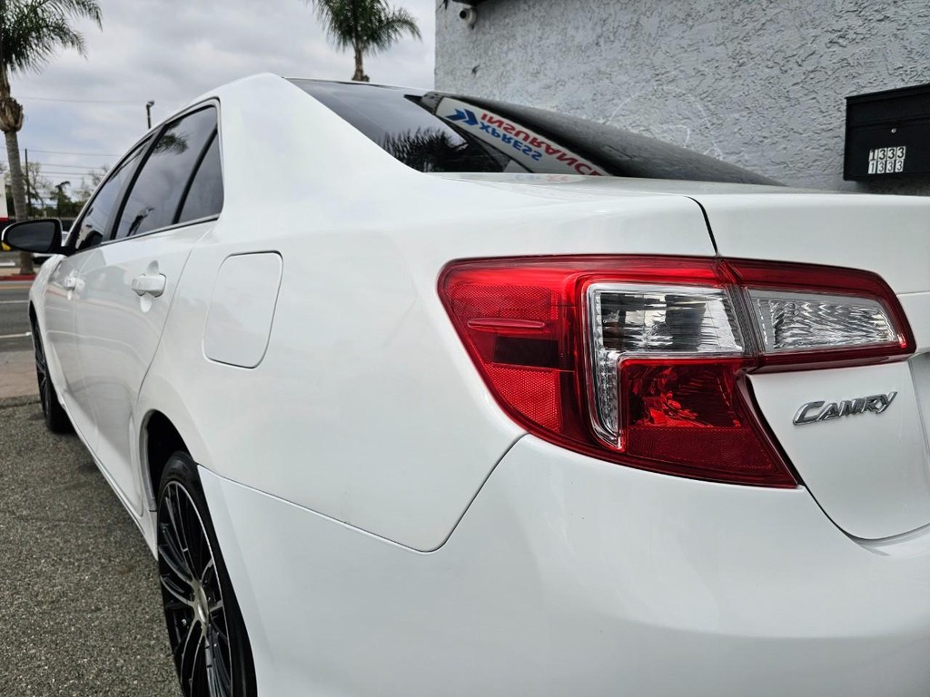 Toyota Camry Vehicle Full-screen Gallery Image 10