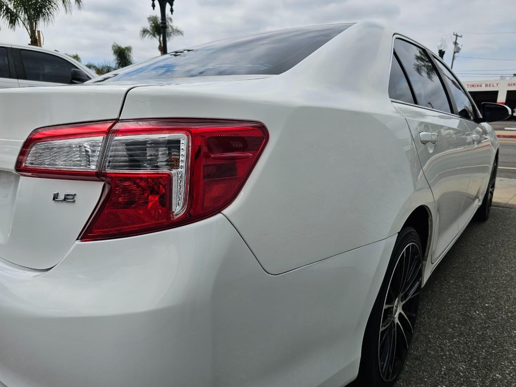 Toyota Camry Vehicle Full-screen Gallery Image 11