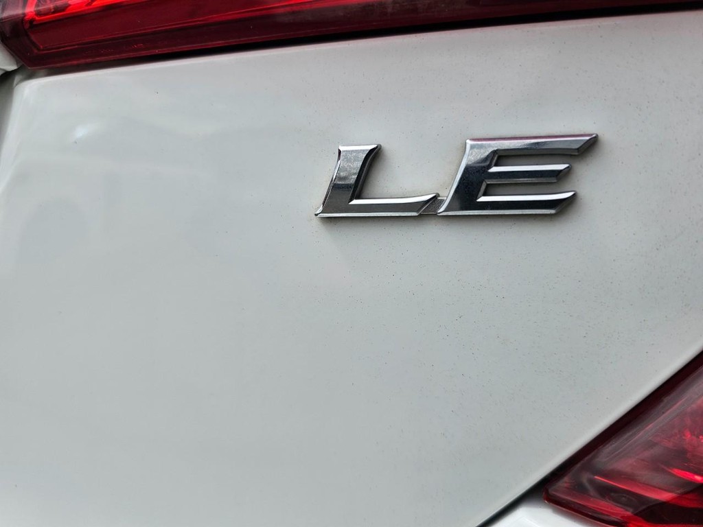 Toyota Camry Vehicle Full-screen Gallery Image 12