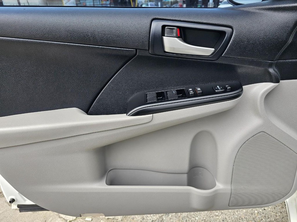 Toyota Camry Vehicle Full-screen Gallery Image 14