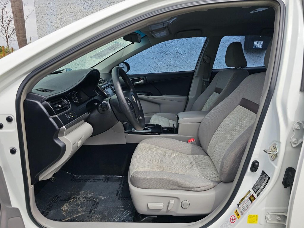 Toyota Camry Vehicle Full-screen Gallery Image 15