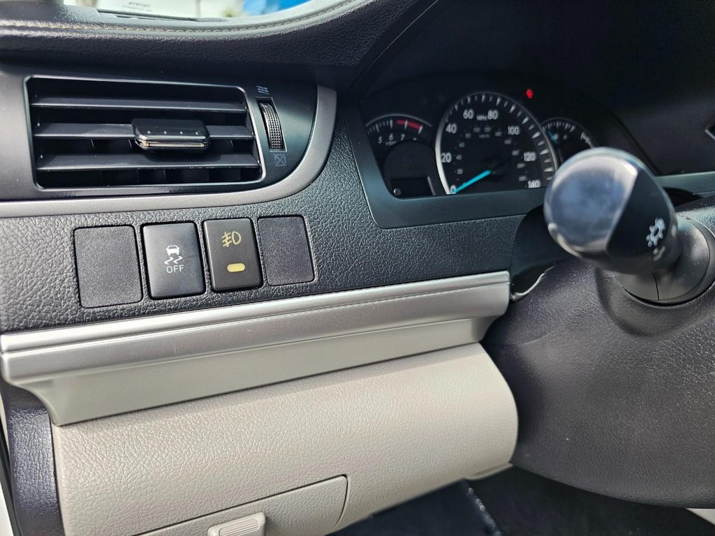 Toyota Camry Vehicle Full-screen Gallery Image 16