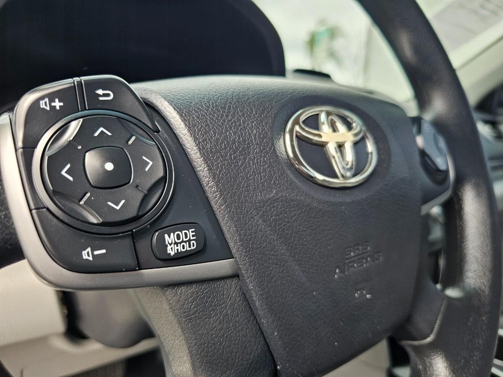 Toyota Camry Vehicle Full-screen Gallery Image 17