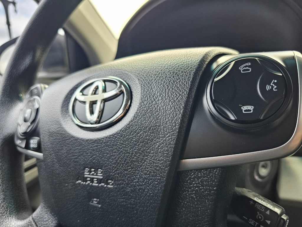 Toyota Camry Vehicle Full-screen Gallery Image 18