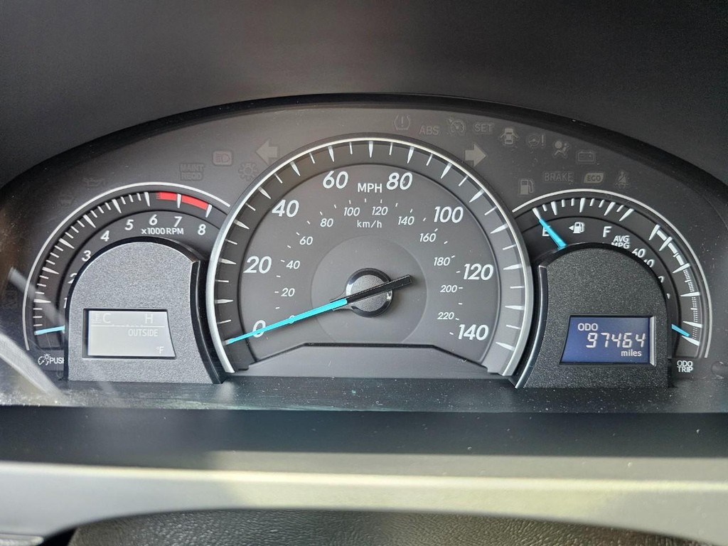 Toyota Camry Vehicle Full-screen Gallery Image 19