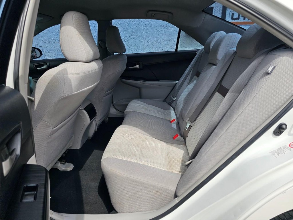 Toyota Camry Vehicle Full-screen Gallery Image 20