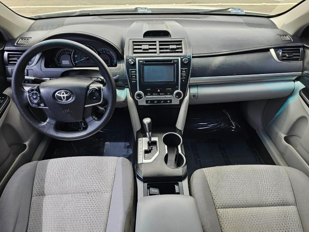 Toyota Camry Vehicle Full-screen Gallery Image 21
